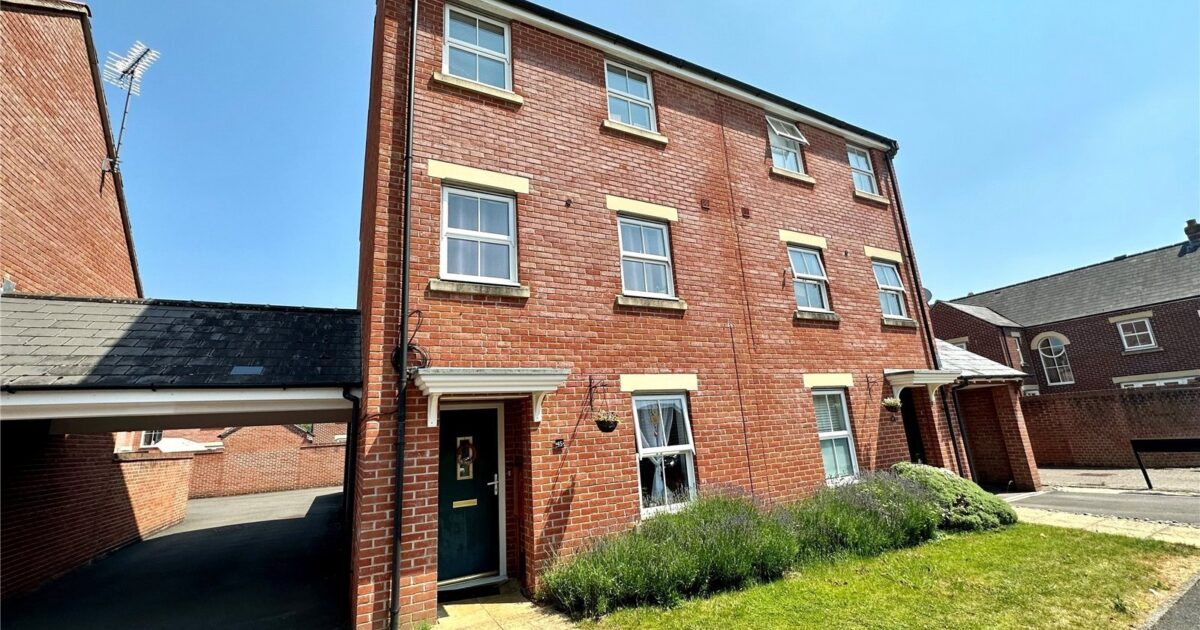 HOUSE Kopernik Road, Haydon End, Swindon