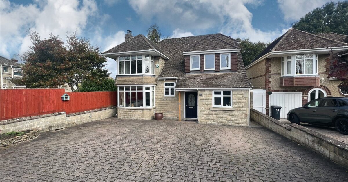 HOUSE Corby Avenue, Lakeside, Swindon, Wiltshire