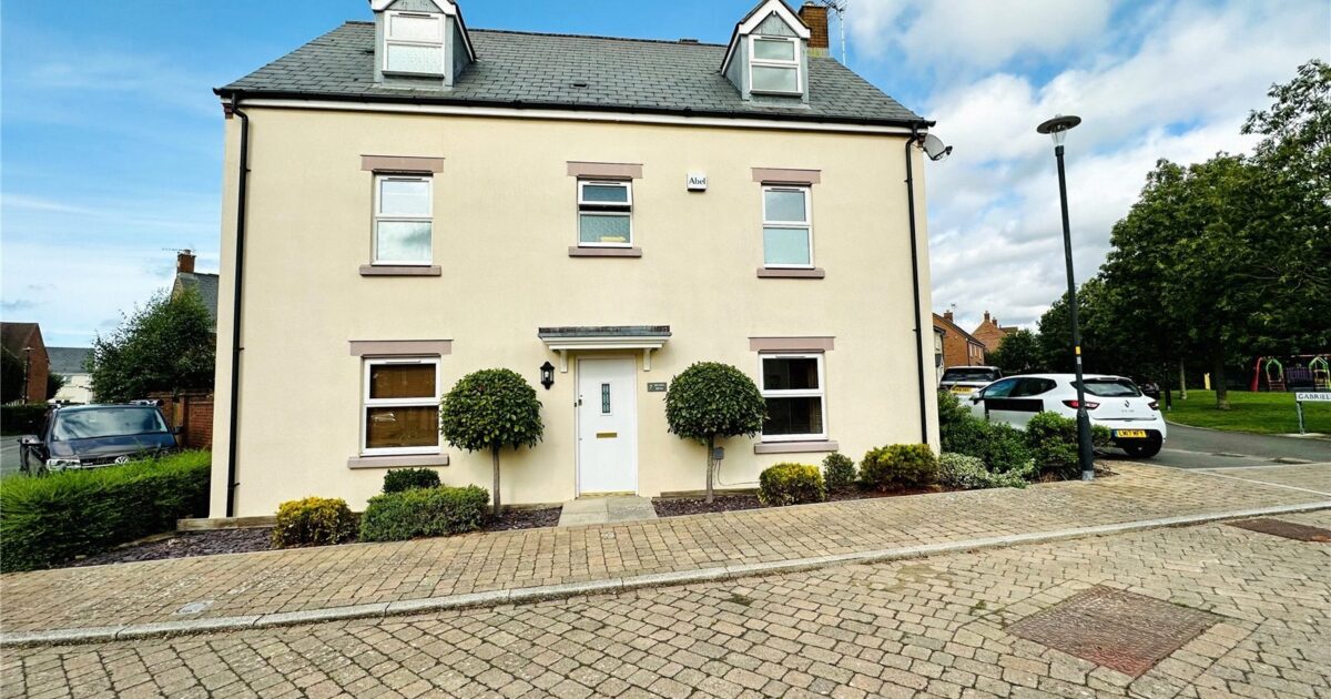 HOUSE 7 Helena Road, Oakhurst, Swindon