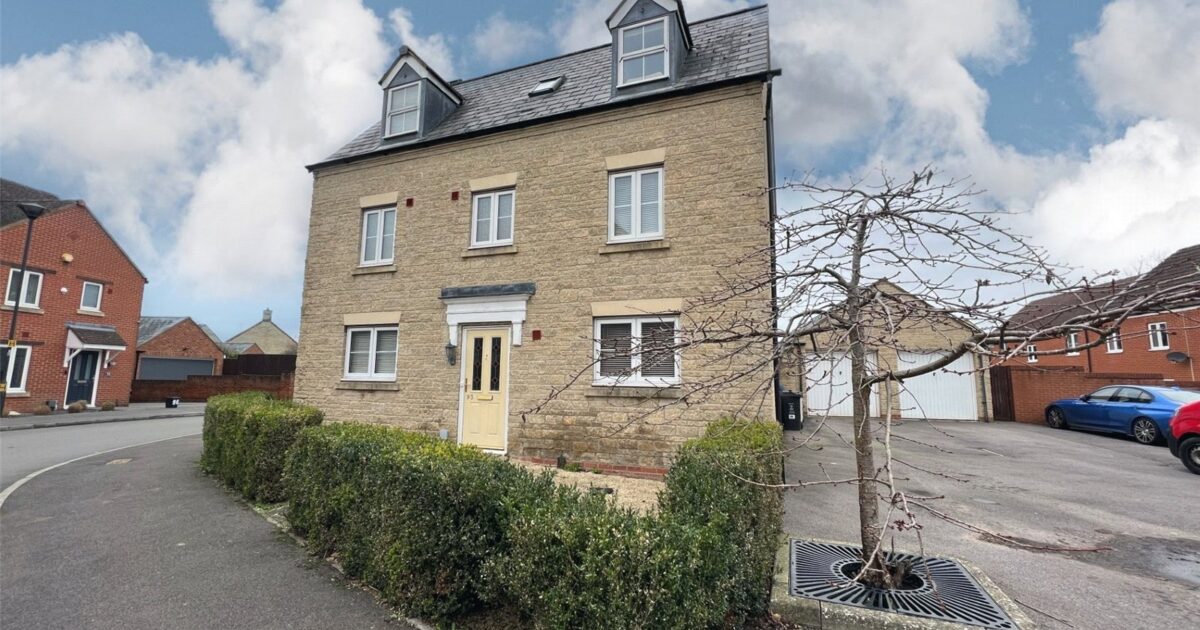 HOUSE White Eagle Road, Haydon End, Swindon